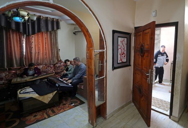 بالفيديو ... بالعزف و الغناء تغلبت أسرة فلسطينية على ملل حظر التجوال