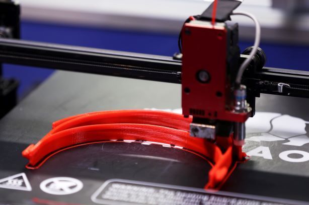 بالفيديو ... وسط أزمة نقص الأقنعة جامعة إفريقية تبتكر أقنعة وقائية ثلاثية الأبعاد