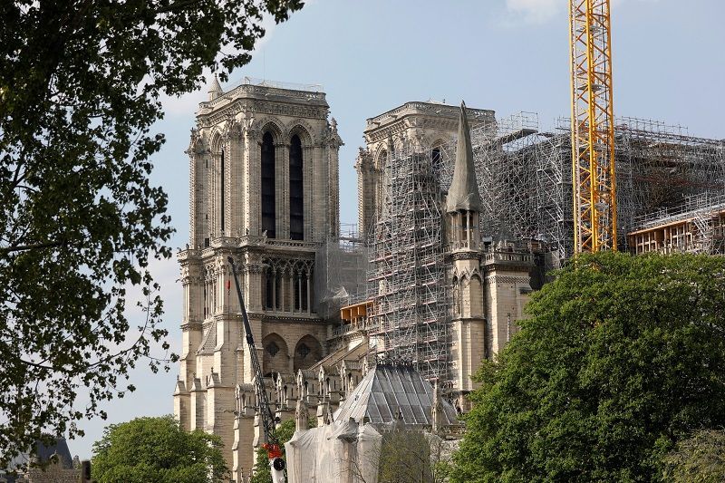 في ذكرى حريق نوتردام .. جرس الكاتدرائية الكبير يخرج عن صمته 1 A view shows the Notre-Dame de Paris Cathedral, which was damaged in a devastating fire one year ago, as the coronavirus disease (COVID-19) lockdown slows down its restoration in Paris, France, April 11, 2020. Picture taken April 11, 2020. REUTERS/Charles Platiau