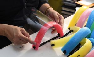 أستاذ مساعد في كلية التمريض بأمريكا يصنع دروعًا مخصصة للوجه في منزله 2 LAS VEGAS, NEVADA - APRIL 22: UNLV School of Nursing assistant professor Dr. Rhigel Jay Tan, a licensed nurse practitioner in psychiatric mental health, makes custom-made face shields called "iCareFaceShields" at his home for health care workers amid the coronavirus pandemic on April 22, 2020 in Las Vegas, Nevada. Dr. Tan designed the shields and can make them for about 40 cents each using a piece of polyethylene foam cut from a pool noodle, a sheet of projector transparency film, and an elastic band. He also makes cloth face masks that he calls "iCareMasks" for about USD 1.20. Since he began making them with help from friends and family about two weeks ago, Tan has donated more than 350 shields and 120 masks to Las Vegas-area hospitals and medical facilities. The World Health Organization declared the coronavirus (COVID-19) a global pandemic on March 11th. Ethan Miller/Getty Images/AFP