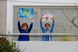 ماذا يفتقد أطفال العالم خلال عزلة كورونا؟ تعرف على الإجابة من رسوماتهم