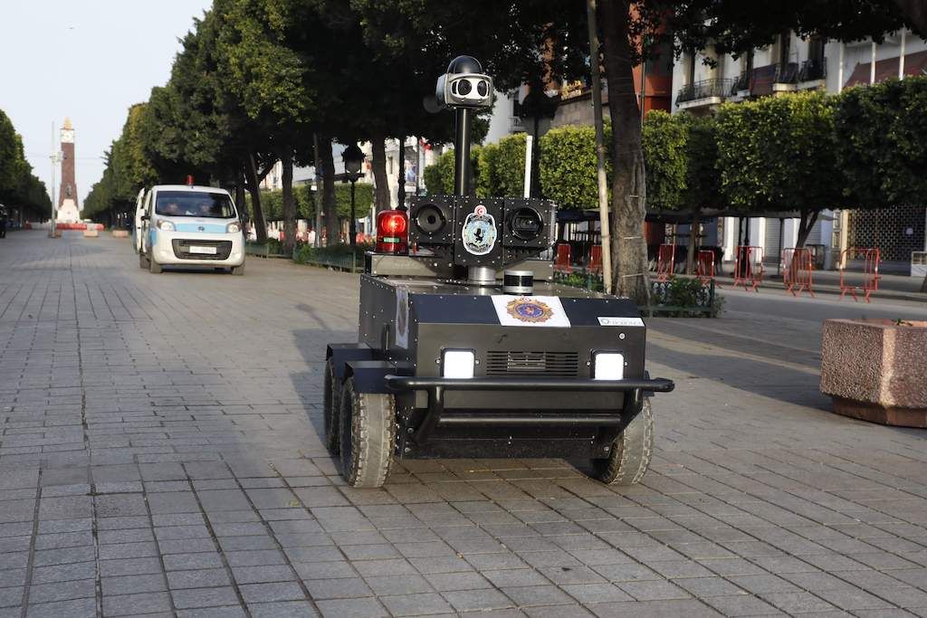 في زمن الكورونا.. تونسي يبتكر "روبوت" يساعد بفرض الحجر 2 في زمن الكورونا.. تونسي يبتكر "روبوت" يساعد بفرض الحجر