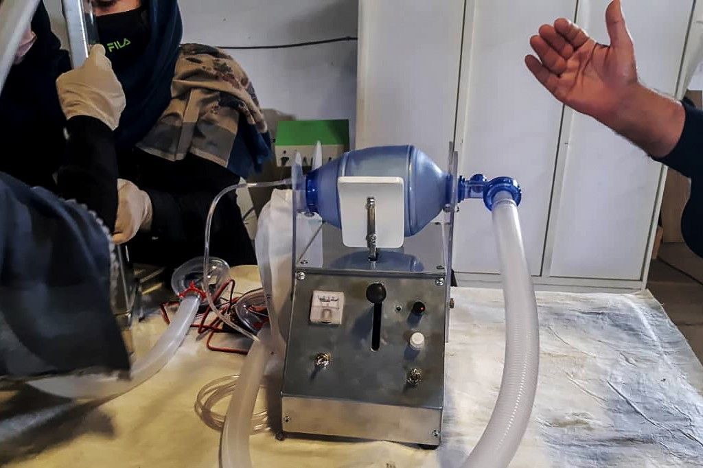 فتيات أفغانيّات يعملن على إنتاج جهاز تنفس باستخدام قطع سيّارات (صور) 1 In this photograph taken on April 8, 2020, workers of an all-female robotic team build a ventilator in preparation for COVID-19 coronavirus patients, at a workshop, in Herat. - A team of robot-designing girls in Afghanistan is trying to build a low-cost medical ventilator from car parts, as health authorities look to boost critical-care capabilities for coronavirus patients in the impoverished country. If the teenagers succeed and can get government approval for their prototype, they say it could be replicated for as little as $300, where normally ventilators sell for around $30,000. (Photo by Ahmad Idres Naderi / AFP)