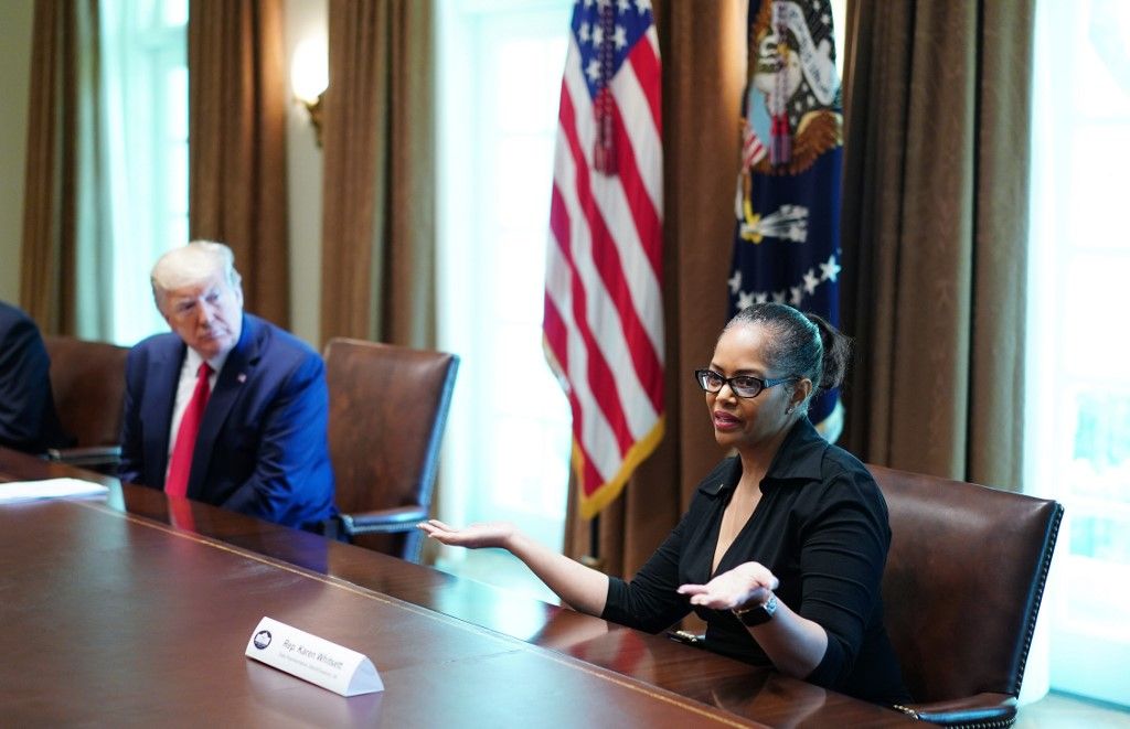 ترامب يلتقي مع مرضى تعافوا من ”كورونا“.. وعقار ”كلوروكين“ الحاضر الأبرز 1 US President Donald Trump and members of the Coronavirus Task Force listen to Rep. Karen Whitsett(D-MI) during a meeting with patients who have recovered from the novel coronavirus, COVID-19, in the Cabinet Room of the White House in Washington, DC on April 14, 2020. - President Donald Trump's plan to reopen the post-pandemic US economy, starting with the unveiling of a new task force Tuesday, was mired in controversy after he was accused of seeking king-like powers. Facing a tough reelection in November, the Republican president is eager to get the world's biggest economy back on its feet as quickly as possible. (Photo by MANDEL NGAN / AFP)