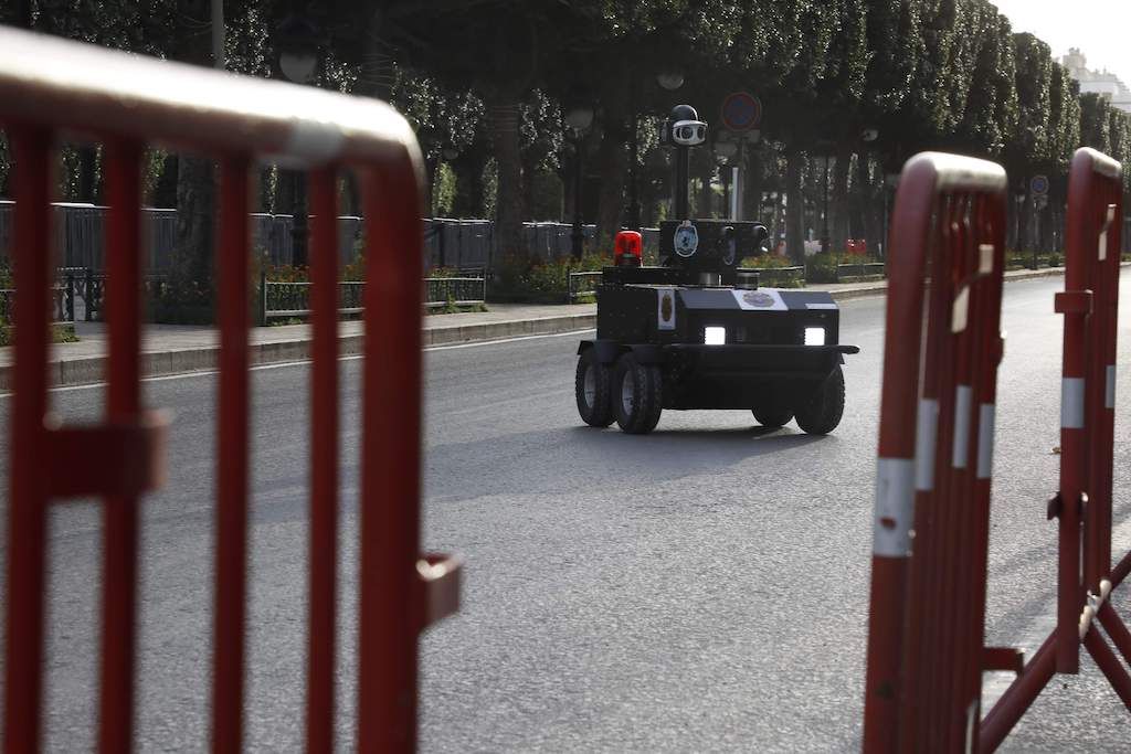 في زمن الكورونا.. تونسي يبتكر "روبوت" يساعد بفرض الحجر 1 في زمن الكورونا.. تونسي يبتكر "روبوت" يساعد بفرض الحجر