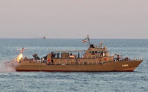 مدمرة إيرانية تقصف سفينة إيرانية بالخطأ وتقتل العشرات