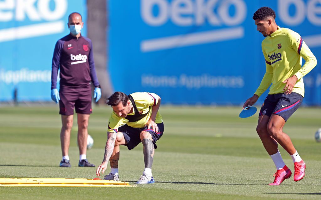 بالصور.. نجوم برشلونة خلال تدريب على أرض الملعب إستعداداً لإستئناف الدوري الإسباني