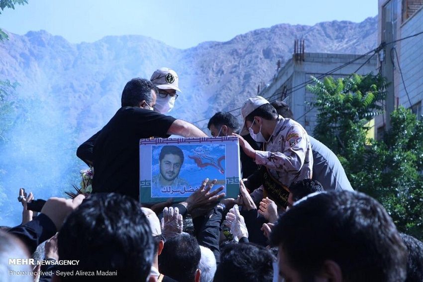 إيران تدفن عقيداً في الحرس الثوري قتل في سوريا