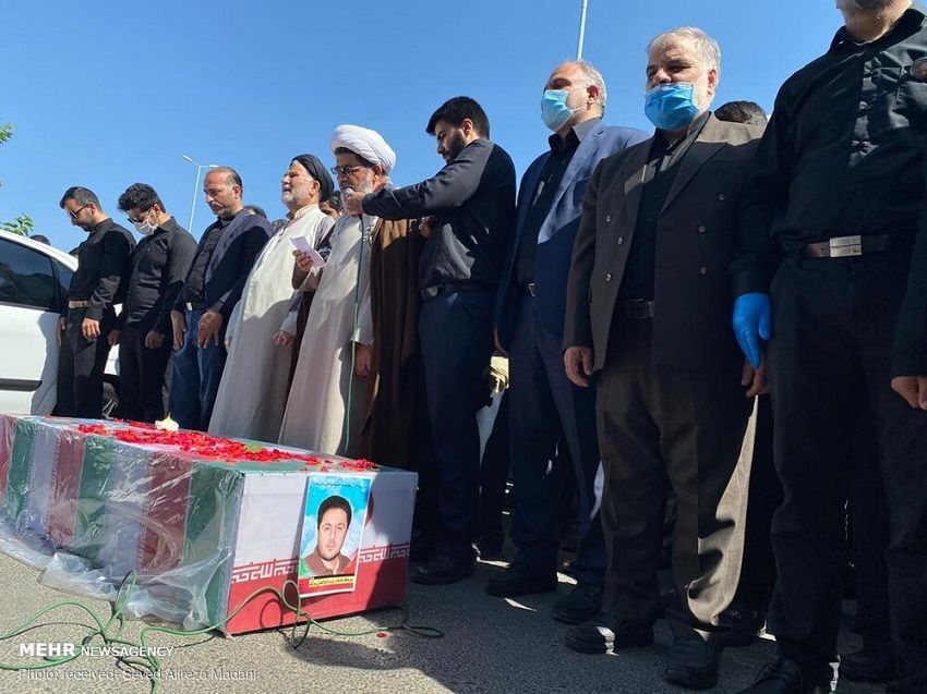 إيران تدفن عقيداً في الحرس الثوري قتل في سوريا