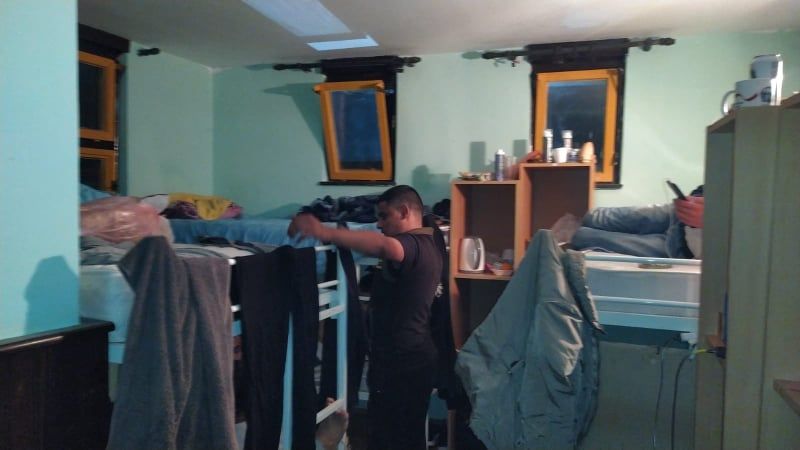 اللاجئون السوريون العالقون بصربيا يستحضرون أجواء عيد الفطر في أجواء سيئة