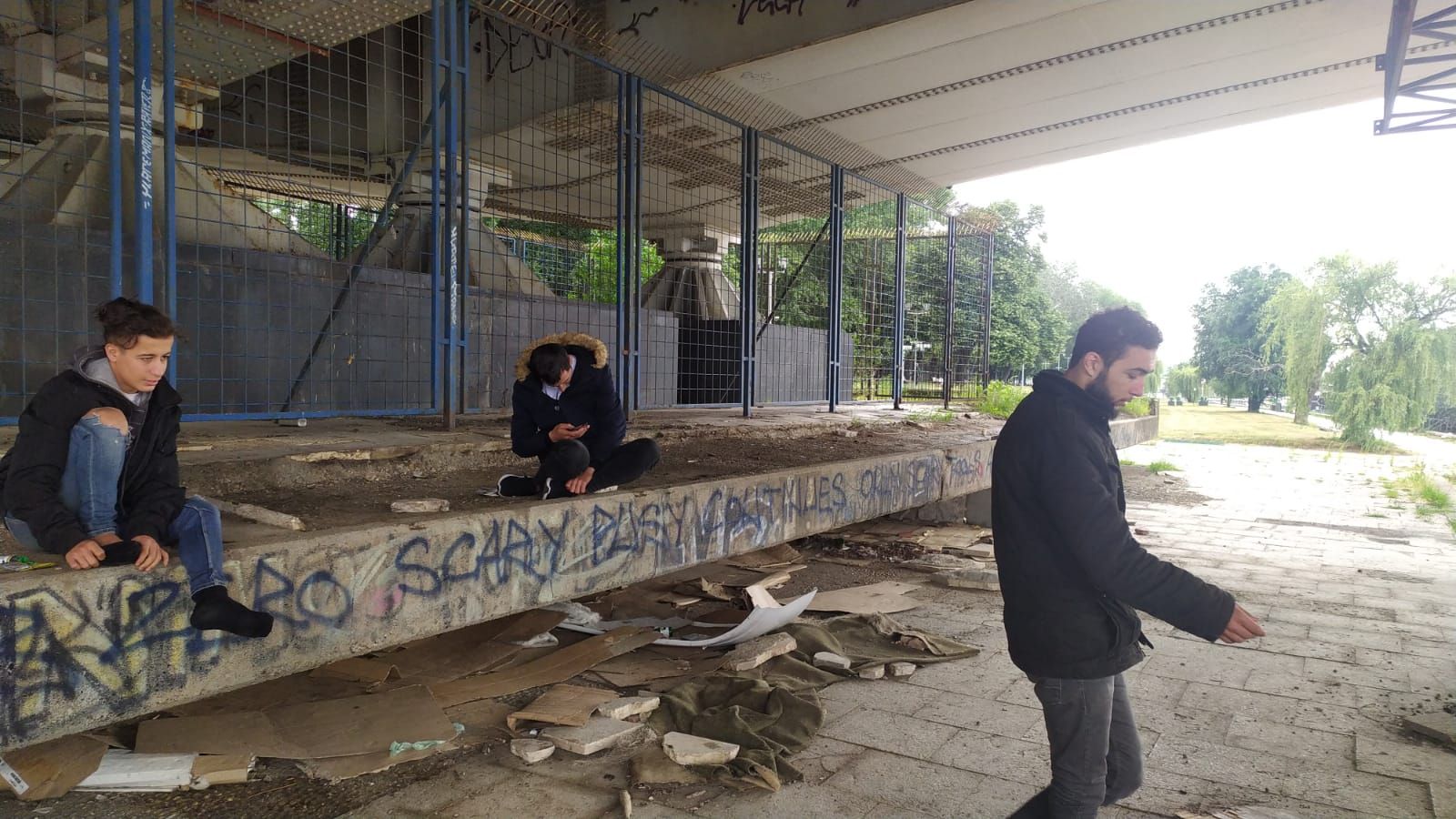 اللاجئون السوريون العالقون بصربيا يستحضرون أجواء عيد الفطر في أجواء سيئة