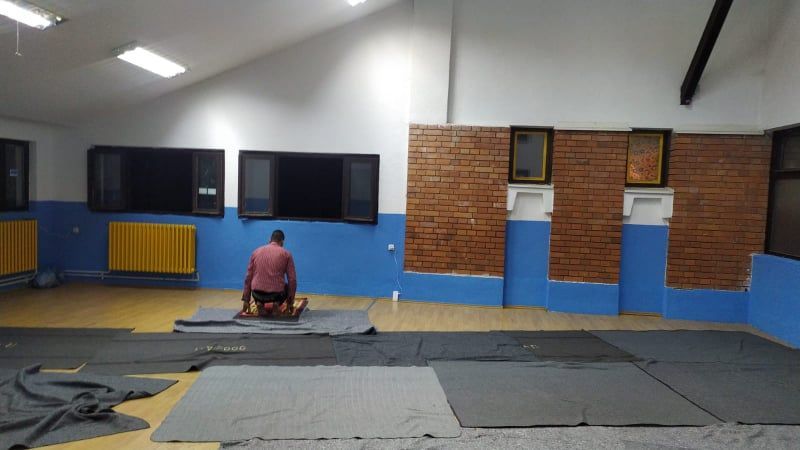 اللاجئون السوريون العالقون بصربيا يستحضرون أجواء عيد الفطر في أجواء سيئة