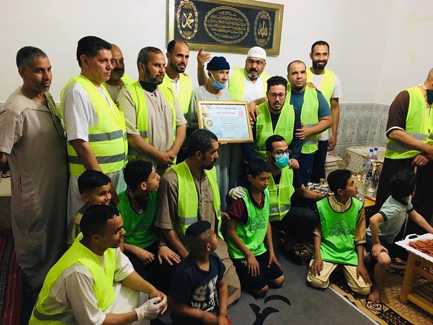 متطوعون يوزعون الثياب ليلة عيد الفطر لزرع البسمة على وجوه أطفال الجزائر 1 متطوعون يوزعون الثياب ليلة عيد الفطر لزرع البسمة على وجوه أطفال الجزائر