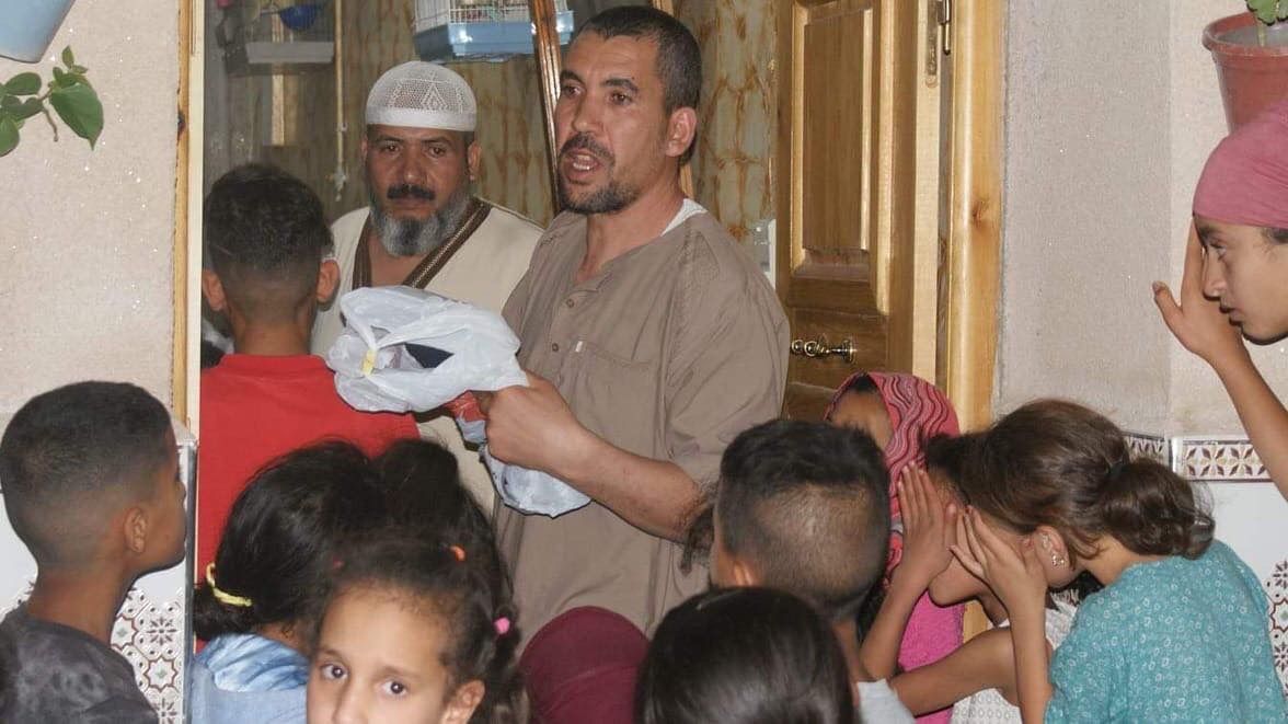 متطوعون يوزعون الثياب ليلة عيد الفطر لزرع البسمة على وجوه أطفال الجزائر 3 متطوعون يوزعون الثياب ليلة عيد الفطر لزرع البسمة على وجوه أطفال الجزائر