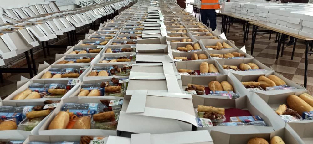 افطار دليفري.. مبادرة لتكريم الطواقم الطبية وعمال الطوارئ في رمضان بالجزائر 2 افطار دليفري.. مبادرة لتكريم الطواقم الطبية وعمال الطوارئ في رمضان بالجزائر