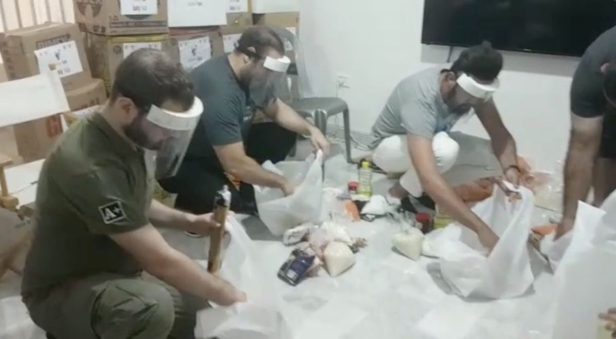 لبنانيون يواجهون الأزمة بالتكاتف.. "سوا منعيش" حملة شبابية لمساعدة العائلات الأكثر فقراً