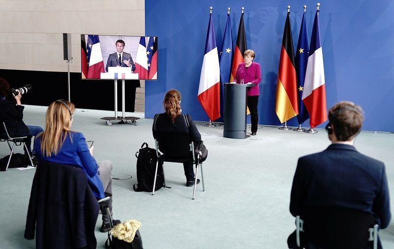 فرنسا وألمانيا تقترحان خطة نهوض بقيمة 500 مليار يورو 1 German Chancellor Angela Merkel holds a joint video news conference with French President Emmanuel Macron in Berlin, Germany, May 18, 2020. Kay Nietfeld/Pool