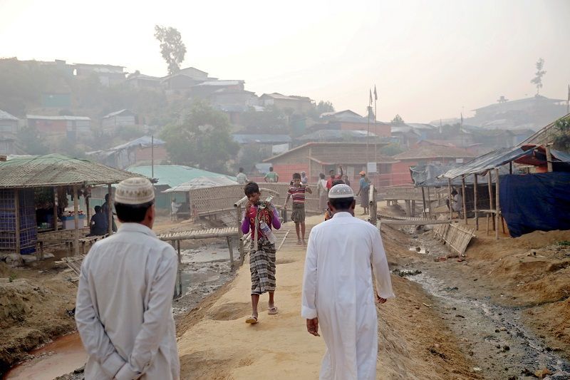 أول إصابة مؤكدة بكوفيد-19 في مخيمات الروهينغا في بنغلادش 1 FILE PHOTO: Rohingya refugees walk on a road at the Balukhali camp in Cox's Bazar, Bangladesh, April 8, 2019. REUTERS/Mohammad Ponir Hossain/File Photo