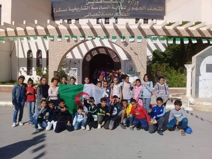 كورونا ينهي الموسم الدراسي باكراً في الجزائر ومديرة مدرسة تكرم التلاميذ بطريقة مبتكرة 2 كورونا ينهي الموسم الدراسي باكراً في الجزائر ومديرة مدرسة تكرم التلاميذ بطريقة مبتكرة