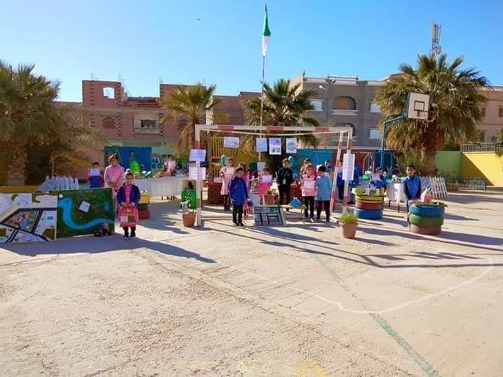 كورونا ينهي الموسم الدراسي باكراً في الجزائر ومديرة مدرسة تكرم التلاميذ بطريقة مبتكرة 1 كورونا ينهي الموسم الدراسي باكراً في الجزائر ومديرة مدرسة تكرم التلاميذ بطريقة مبتكرة