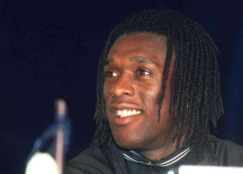 أوّلهم بيكهام.. 5 لاعبين حافظوا على لياقتهم البدنيّة بعد الاعتزال 4 Der niederländische Fussballspieler Clarence Seedorf ( Real Madrid), fotografiert am 18.11.1998 in Gelsenkirchen vor dem Länderspiel Deutschland-Niederlande. (Photo by Achim Scheidemann/picture alliance via Getty Images)