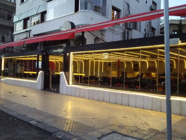 مقاهي دمشق خاوية من روادها بسبب جنون الأسعار ومنع تقديم الأراكيل