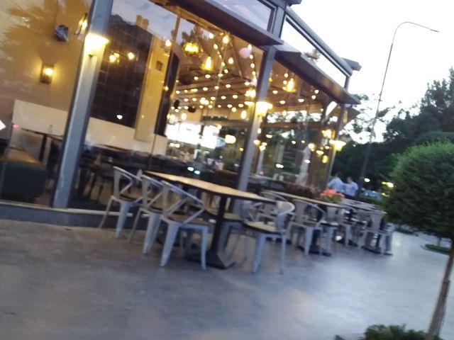 مقاهي دمشق خاوية من روادها بسبب جنون الأسعار ومنع تقديم الأراكيل