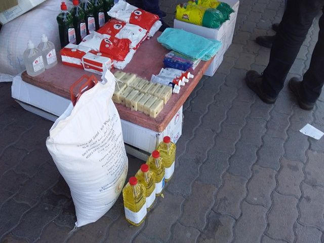 المساعدات الغذائية المجانية تُباع على أرصفة دمشق والنظام السوري يغض الطرف 3 المساعدات الغذائية المجانية تُباع على أرصفة دمشق والنظام السوري يغض الطرف