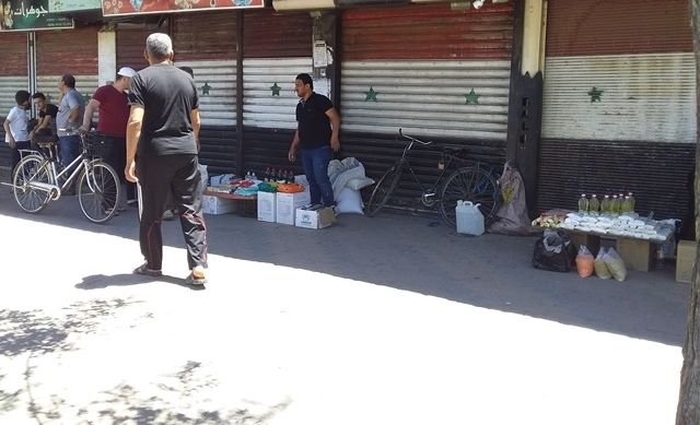 المساعدات الغذائية المجانية تُباع على أرصفة دمشق والنظام السوري يغض الطرف 2 المساعدات الغذائية المجانية تُباع على أرصفة دمشق والنظام السوري يغض الطرف