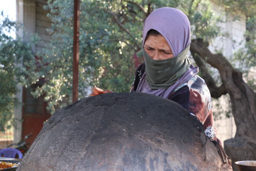 من مرارة النزوح إلى ويلات العيش.. "أم سومر" تفتتح تنوراً لسد رمق عيش عائلتها شمالي إدلب