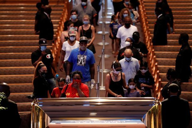 الآلاف يشيعون جورج فلويد مع تصاعد الضغوط المطالبة بإصلاحات في الشرطة الأمريكية