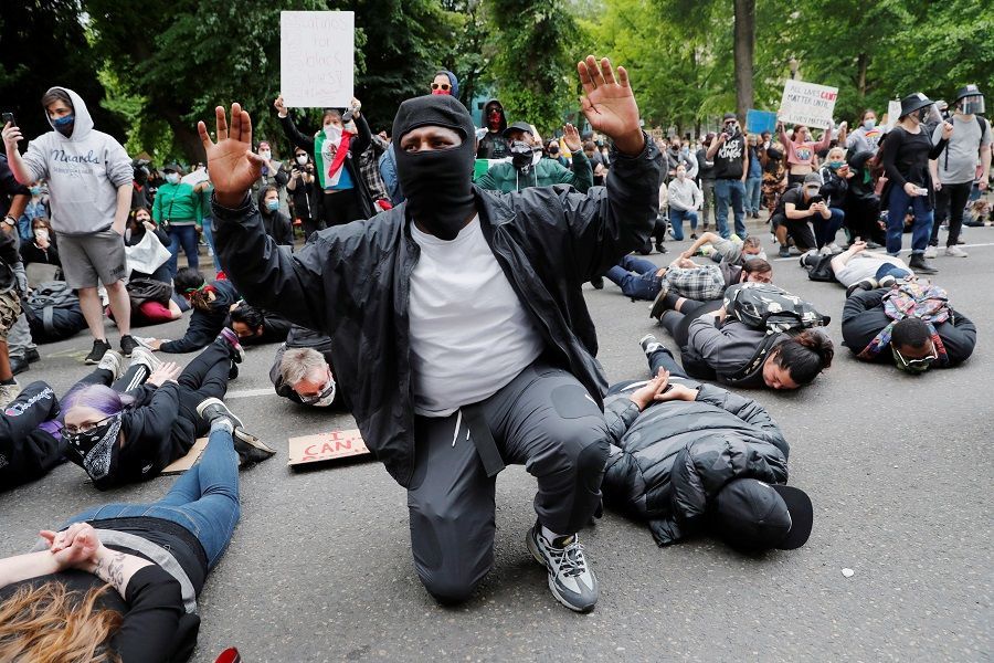 بالصور .. مشاهد إنسانية للتضامن مع الأمريكي جورج فلويد