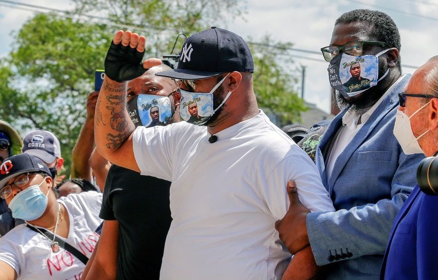 بالصور .. مشاهد إنسانية للتضامن مع الأمريكي جورج فلويد