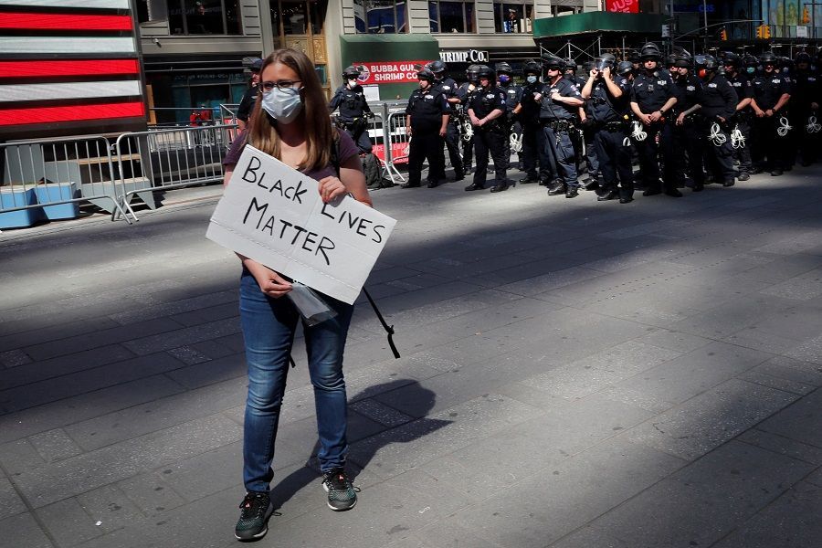 بالصور .. مشاهد إنسانية للتضامن مع الأمريكي جورج فلويد