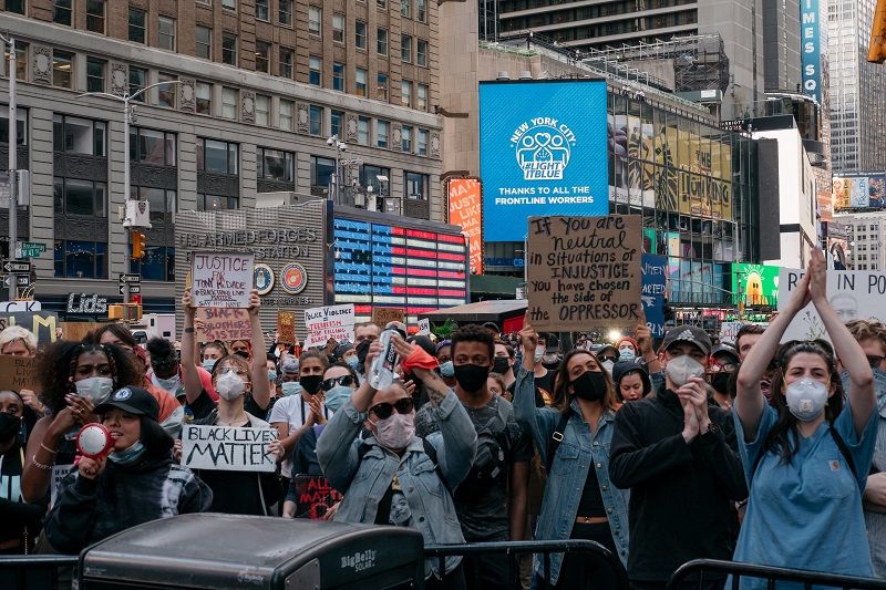 أعمال العنف مستمرة في الولايات المتحدة بعد أسبوع على وفاة جورج فلويد 1 NEW YORK, NY - JUNE 01: Demonstrators raise signs and chant during a rally in Times Square denouncing racism in law enforcement and the May 25 killing of George Floyd while in the custody of Minneapolis, on June 1, 2020 in New York City. Days of protest, sometimes violent, have followed in many cities across the country. Scott