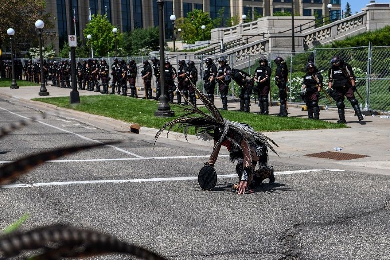 بالصور .. مشاهد إنسانية للتضامن مع الأمريكي جورج فلويد