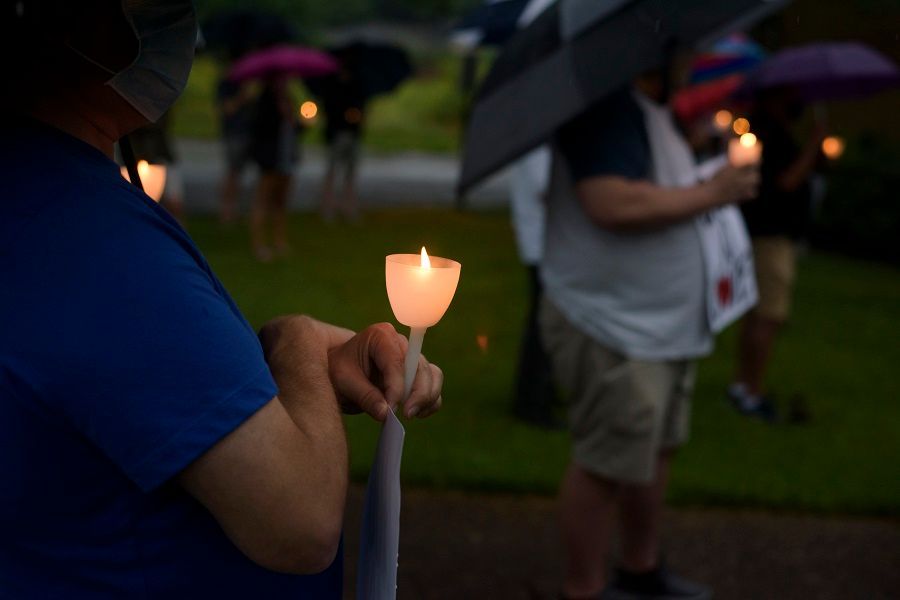 بالصور .. مشاهد إنسانية للتضامن مع الأمريكي جورج فلويد