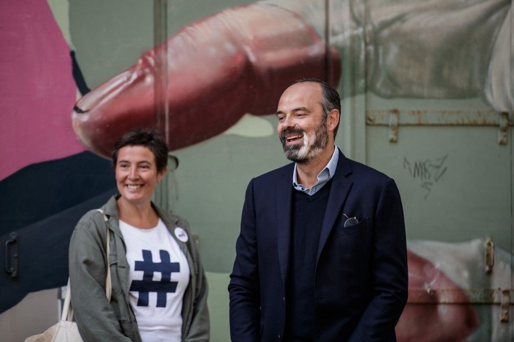 French Prime Minister and candidate for Le Havre city hall Edouard Philippe (R) reacts as he speaks with members of the public in Le Havre, northwestern France, on June 20, 2020, during a campaign visit ahead of the second round of France's municipal elections held on June 28. (Photo by Sameer Al-DOUMY / AFP)