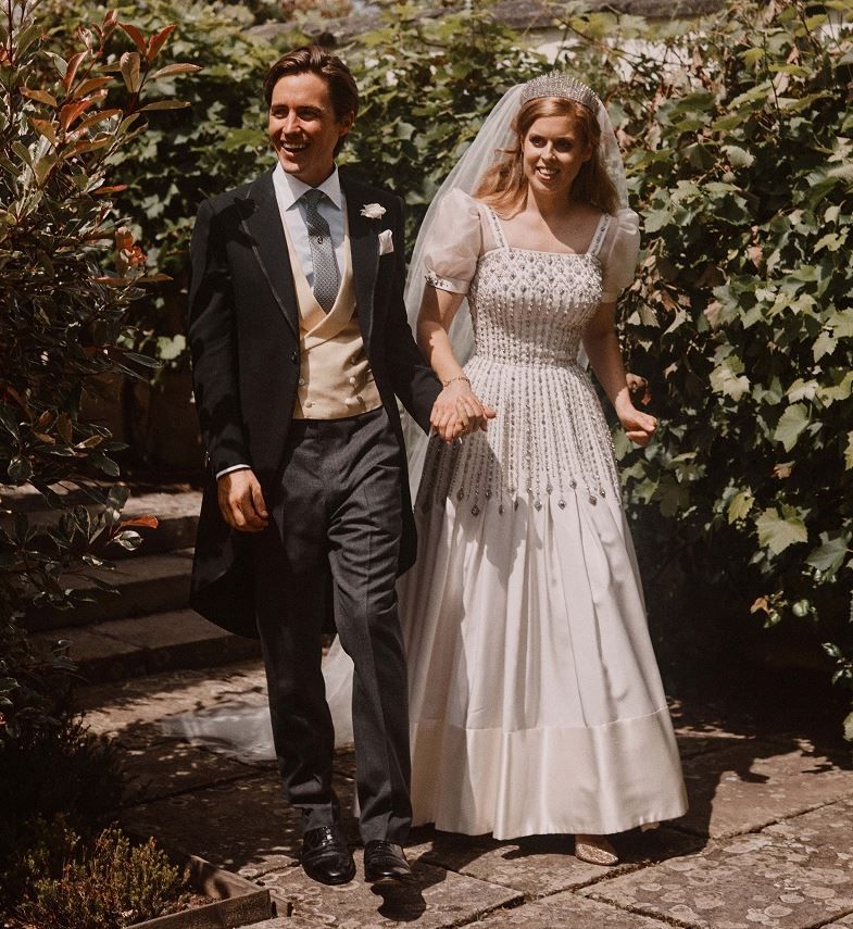 الأميرة البريطانية بياتريس وإدواردو مابيلي موزي شوهدت في أراضي النزل الملكي بعد زفافهما/رويترز