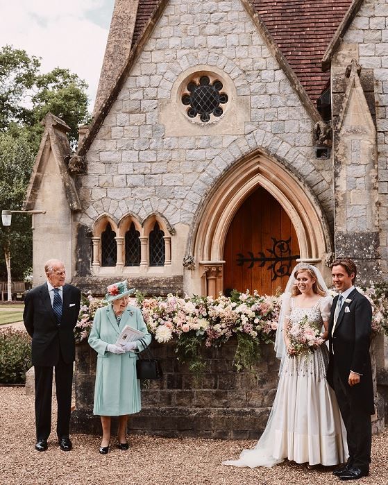 الأميرة البريطانية بياتريس وإدواردو مابيلي موزي شوهدت في أراضي النزل الملكي بعد زفافهما/رويترز