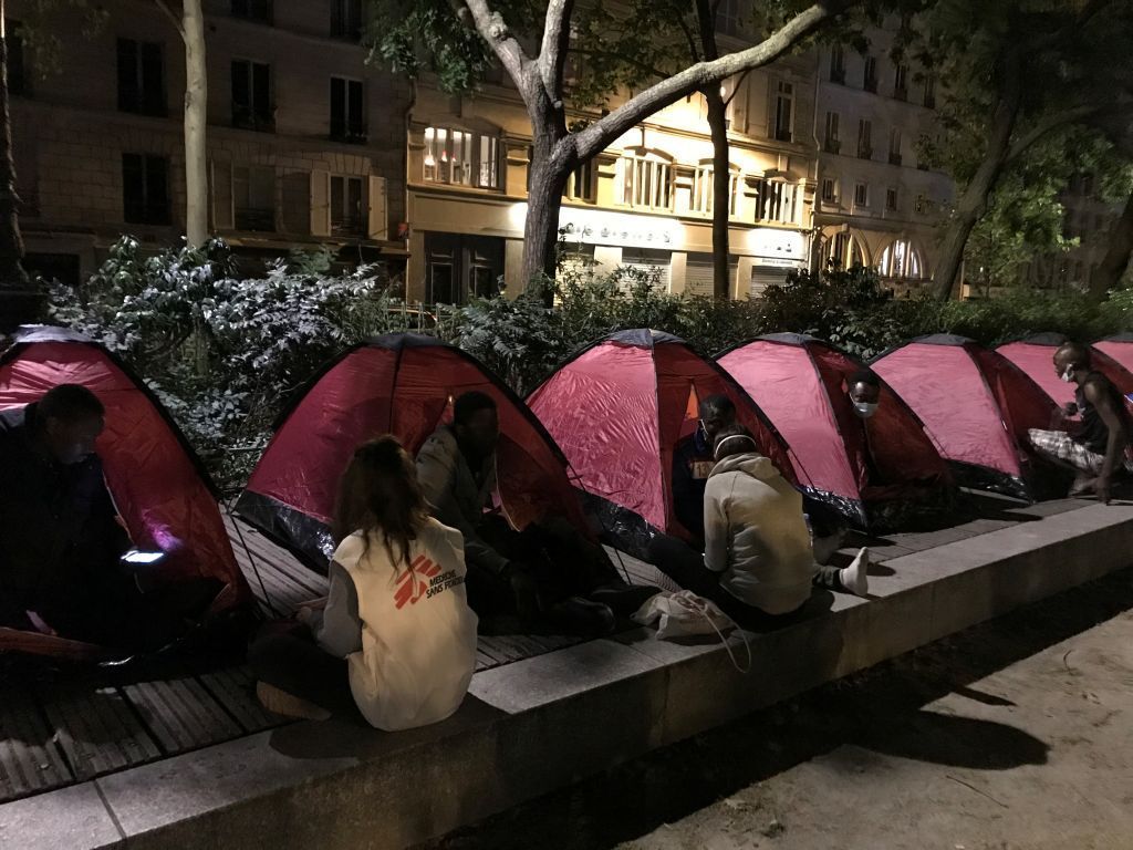 بالصور : مخيمات للمهاجرين القاصرين في باريس