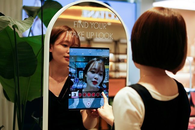 صور | محل لمستحضرات التجميل يستخدم الذكاء الاصطناعي في ظل كورونا 2 A woman shops using AR make up at a cosmetic shop in a department store in Seoul, South Korea, July 2, 2020. Picture taken July 2, 2020. REUTERS/Heo Ran