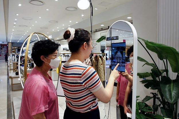 صور | محل لمستحضرات التجميل يستخدم الذكاء الاصطناعي في ظل كورونا 3 A woman shops using AR make up at a cosmetic shop in a department store in Seoul, South Korea, July 2, 2020. Picture taken July 2, 2020. REUTERS/Heo Ran