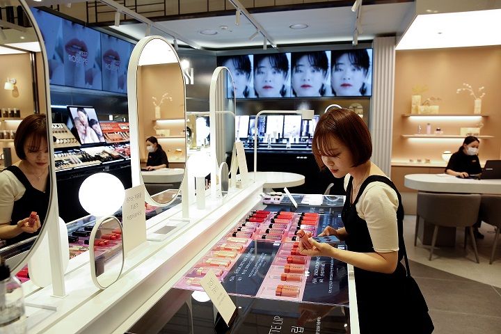 صور | محل لمستحضرات التجميل يستخدم الذكاء الاصطناعي في ظل كورونا 1 A woman shops at a cosmetic shop in a department store in Seoul, South Korea, July 2, 2020. Picture taken July 2, 2020. REUTERS/Heo Ran