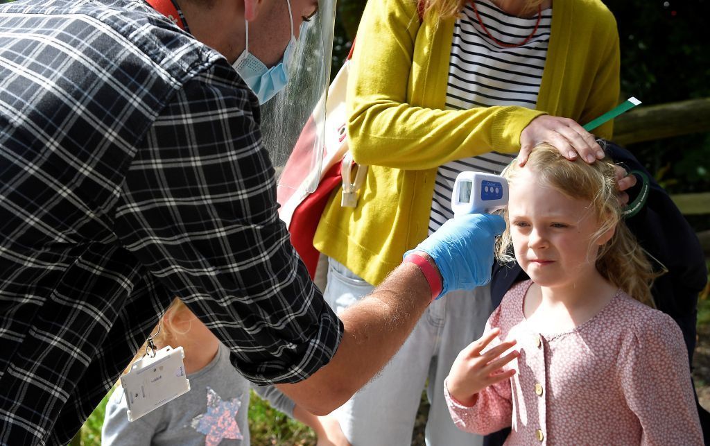 بالصور: تعقيم مدينة ألعاب "تشيسينغتون" بلندن قبل إعادة فتحها 2 بالصور: تعقيم مدينة ألعاب "تشيسينغتون" بلندن قبل إعادة فتحها