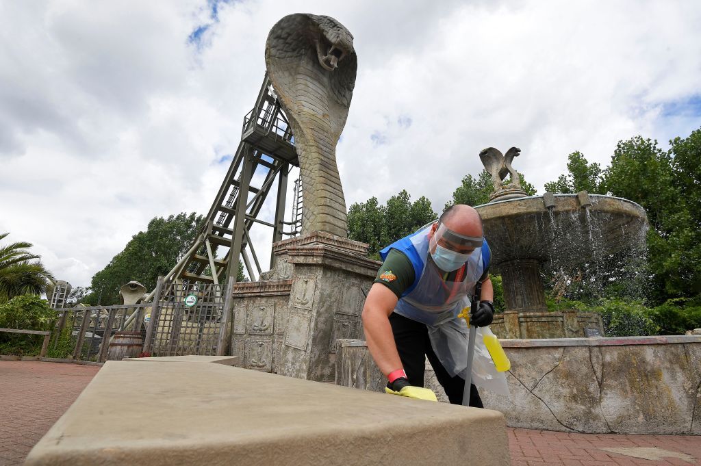 بالصور: تعقيم مدينة ألعاب "تشيسينغتون" بلندن قبل إعادة فتحها 1 بالصور: تعقيم مدينة ألعاب "تشيسينغتون" بلندن قبل إعادة فتحها