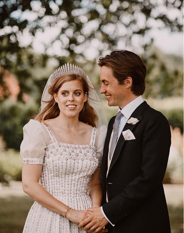  الأميرة البريطانية بياتريس وإدواردو مابيلي موزي شوهدت في أراضي النزل الملكي بعد زفافهما/رويترز