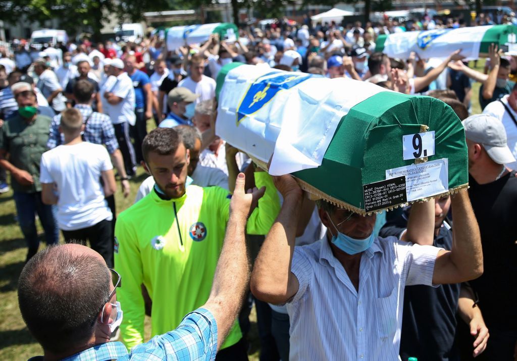 ربع قرن على مجزرة سربرينتشا.. جرح مفتوح في جسد مسلمي البوسنة 9 ربع قرن على مجزرة سربرينتشا.. جرح مفتوح في جسد مسلمي البوسنة