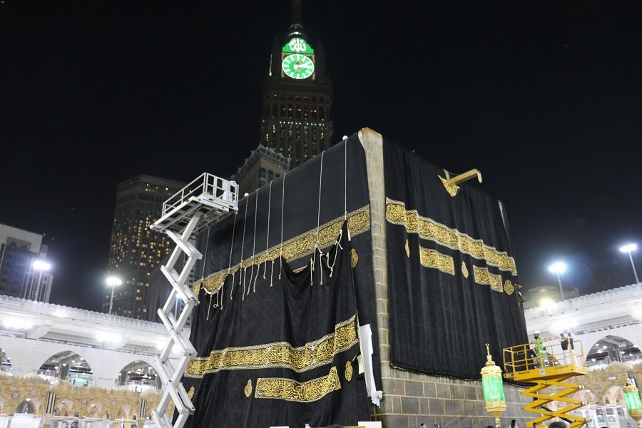 السعودية.. تغيير كسوة الكعبة في الحرم المكي