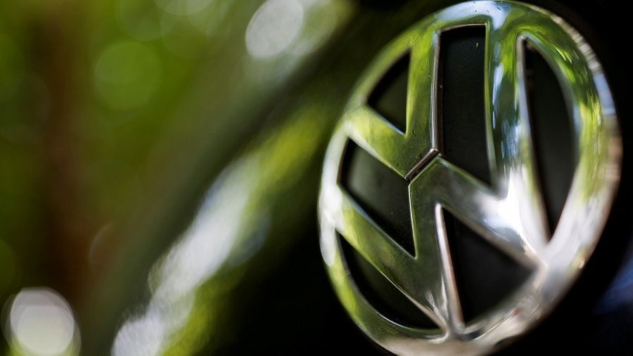 ”فولكس فاغن“ تكشف عن ”كذبة أبريل“ وتثير جدلاً عالمياً 1 FILE PHOTO: A logo of German carmaker Volkswagen is seen on a car parked on a street in Paris, France, July 9, 2020. REUTERS/Christian Hartmann/File Photo